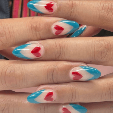 pointes V bleues avec cœurs rouges