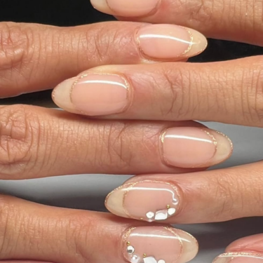 manucure française or et diamants