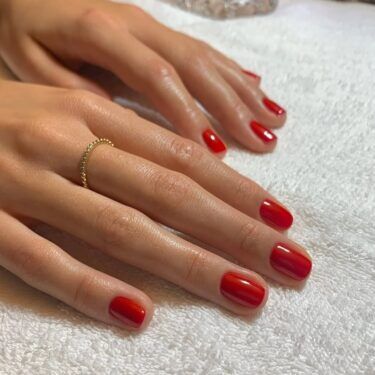 Short nails with classic red polish