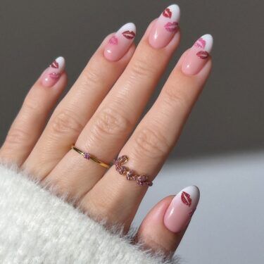 Manicure with glitter kiss nail art