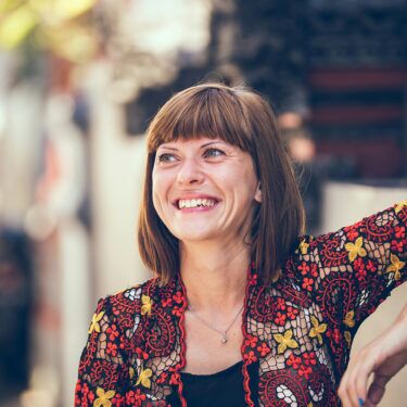 femme avec un bob et une frange