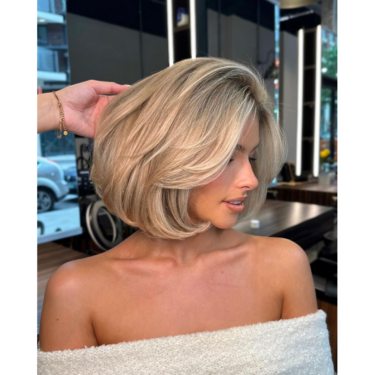 profil d'une femme avec un bob blonde ancien riche