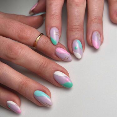 ongles de Pâques art abstrait