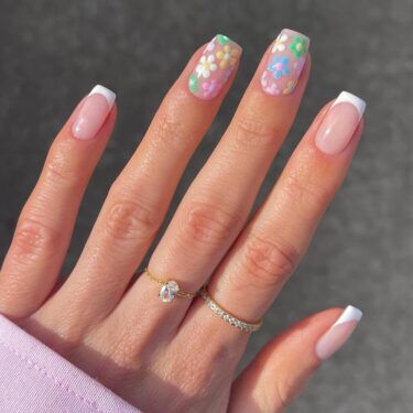 manucure française avec fleurs