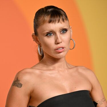 Miley Cyrus assiste à la soirée des Oscars Vanity Fair de 2025 organisée par Radhika Jones au Wallis Annenberg Center for the Performing Arts le 2 mars 2025 à Beverly Hills, Californie.