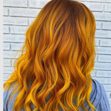 cheveux blond marigold chaud