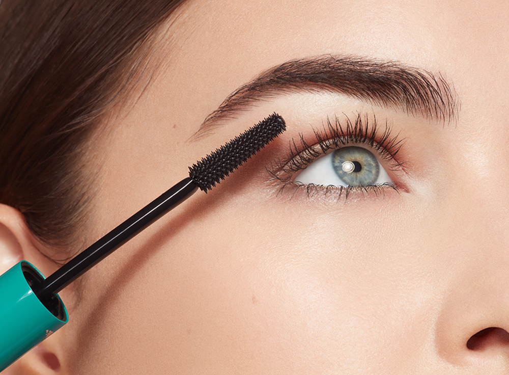 <p><strong>Qu’est-ce que le mascara "tubing" ? Découverte d’un incontournable de la beauté</strong>  </p>
<p>Le mascara "tubing" est une innovation qui révolutionne notre routine maquillage. Contrairement aux masques classiques qui se déposent sur les cils, le mascara tubing crée une enveloppe fine et légère autour de chaque cil. Ce procédé unique utilise des polymères pour former de petites tubes qui adhèrent sans effort, offrant ainsi une tenue impeccable tout au long de la journée, même en cas de chaleur ou d’humidité. </p>
<p>L’un des principaux atouts du mascara tubing réside dans sa facilité de démaquillage. Pour le retirer, il suffit d’utiliser de l’eau tiède et un léger frottement. Les tubes glissent alors sans laisser de résidus, évitant ainsi les tracas des mascaras waterproof. Les adeptes de ce produit apprécient également son effet longueur et volume, tout en préservant la légèreté des cils.</p>
<p>Enfin, le mascara tubing est souvent formulé avec des ingrédients soin, tels que des vitamines et des agents hydratants, contribuant ainsi à la santé des cils. Que vous soyez à la recherche d’un look naturel ou d’un style plus chargé, le mascara tubing s’adapte parfaitement à vos envies. Une véritable révolution à essayer pour toutes les passionnées de maquillage !</p>