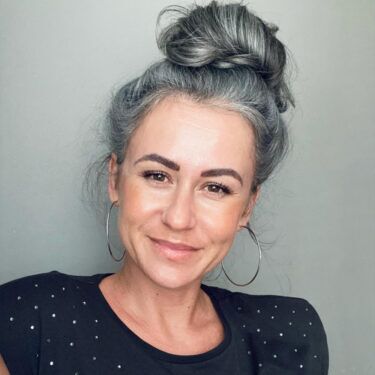 chignon désordonné gris