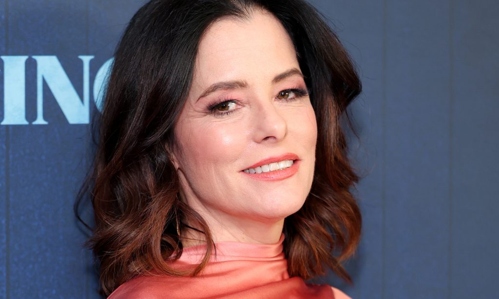 <p><strong>Les ongles orange crémeux de Parker Posey : Une teinte printanière inattendue</strong></p>