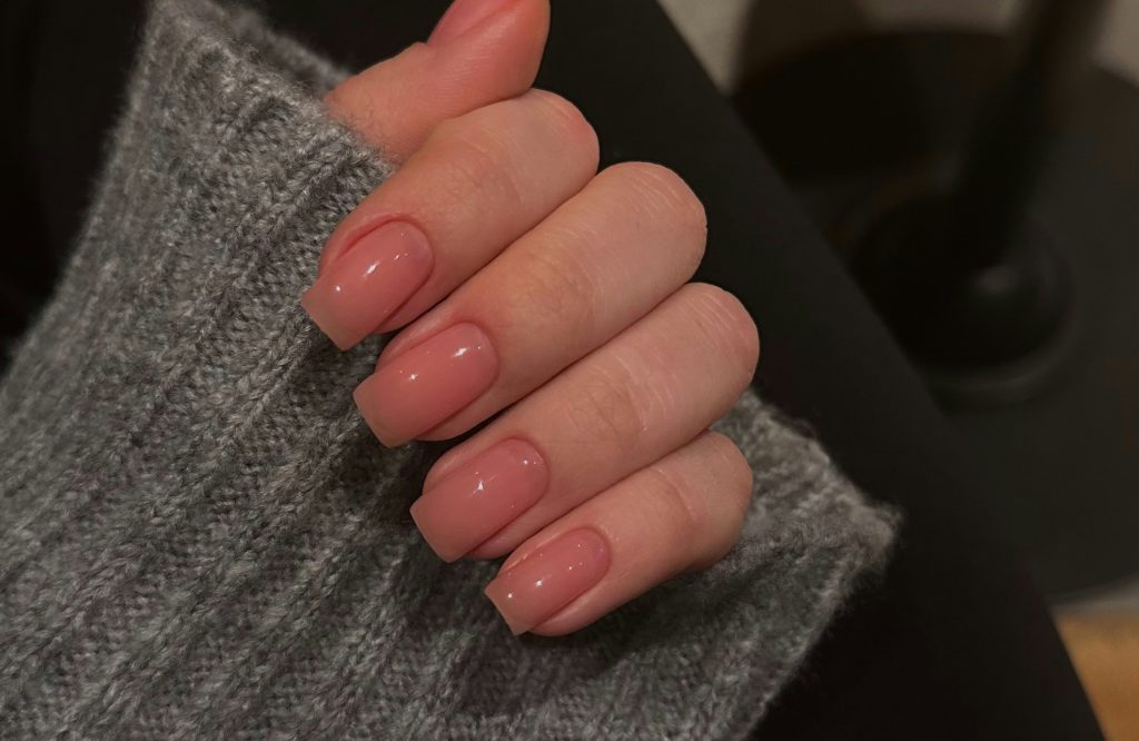 Les lecteurs partagent leurs compléments essentiels pour des ongles plus forts