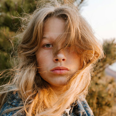 femme avec les cheveux blond fraise